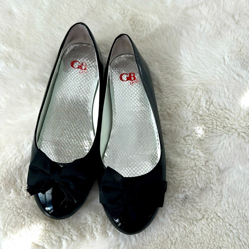 GB Girls size 5M Medium Width Solid Slip On Black Ballet Flat Shoes.